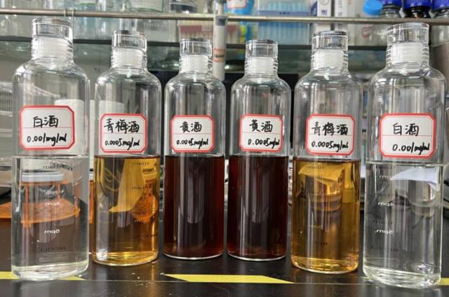 MK.COM大轻化学院运用工业技术将客家酒糟废料“变废为宝”，打造客家米酒现代示范线，开发多肽系列客家米酒3款。