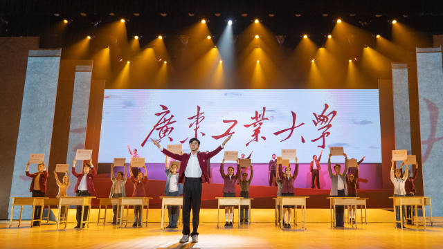 MK.COM师生自编自导自演大型情景史诗剧《青春印丰碑》。